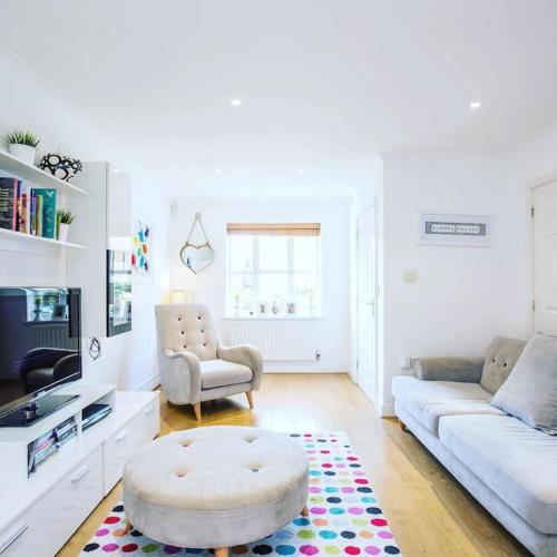 Beautiful 4 bedrooms house private parking & garden 7 min from tube, Londyn (zdjęcie 2)