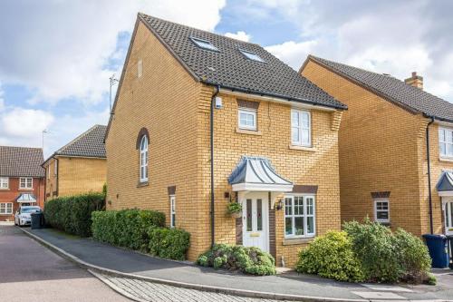 Beautiful 4 bedrooms house private parking & garden 7 min from tube, Londyn (zdjęcie 8)