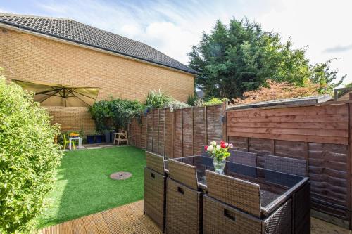 Beautiful 4 bedrooms house private parking & garden 7 min from tube, Londyn (zdjęcie 7)