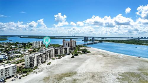 Carlos Pointe 611 2 Bedrooms Gulf Front Sleeps 6 Elevator Heated Pool - image 6