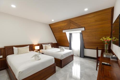 Superior Twin Room - Free Shuttle to City image 10
