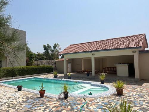 酒吧/高級酒吧, The White House Tujereng in 圖赫林