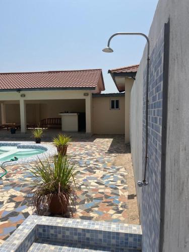 設施, The White House Tujereng in 圖赫林