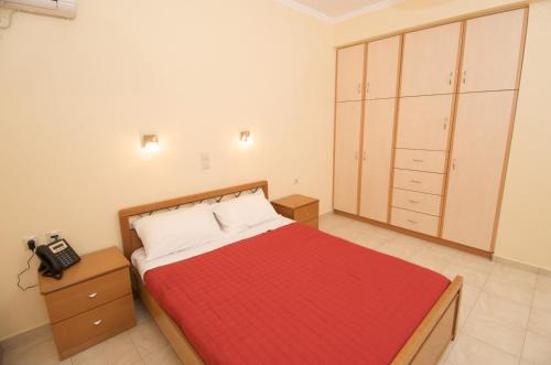 1 queen bed, 2 sofa beds