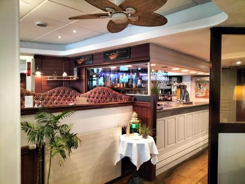 Logis HOTEL RESTAURANT La Regence - 레스토랑