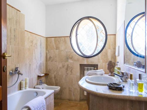 room detail thumbnail 2