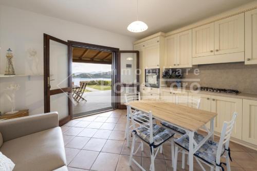 L325 - Bilocale con giardino e vista mare panoramica a Porto Mannu, Palau (foto 2)
