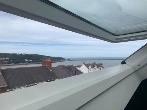 Kilátás, No 11, Fishguard, Ideal for beach, coastal path and town! in Fishguard