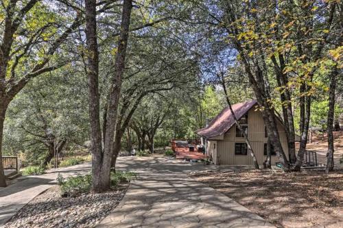 Peaceful Oak Haven Cabin near Yosemite