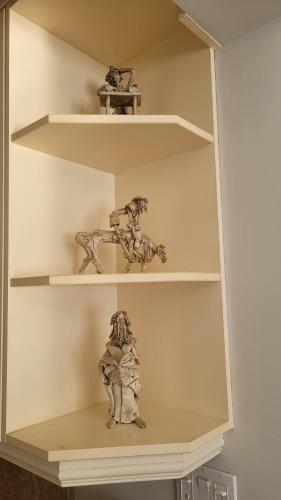 Private Suite in Forest Hill with full kitchen and parking near ถนนยอง