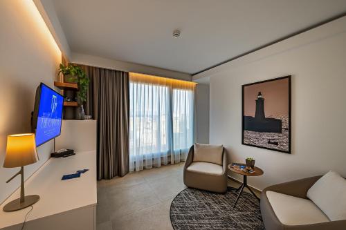 Deluxe Suite with Sea View image 2