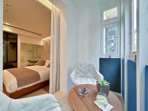 Deluxe Double Room with Balcony image 8