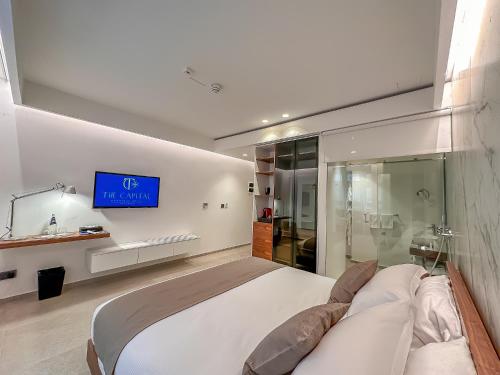 Deluxe Double Room with Balcony image 7