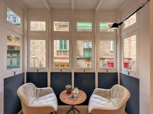 Deluxe Double Room with Balcony image 6