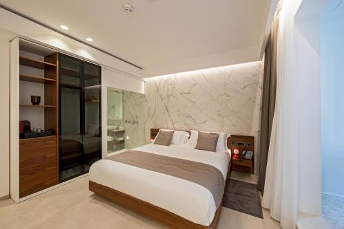 Deluxe Double Room with Balcony image 5