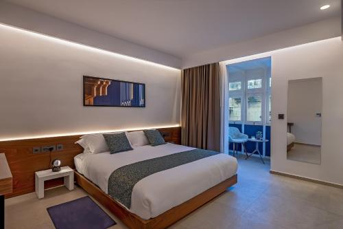 Deluxe Double Room with Balcony image 3
