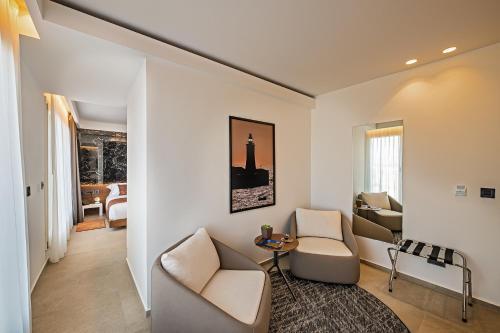 Deluxe Suite with Sea View image 4