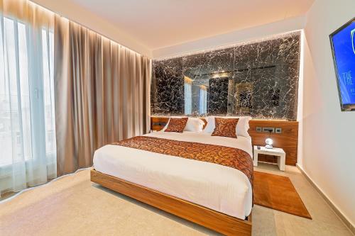 Deluxe Suite with Sea View image 5