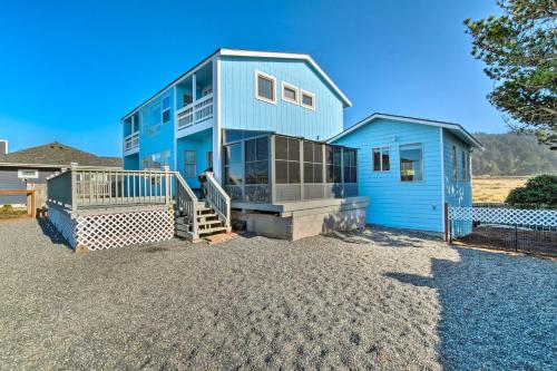 Gold Beach Home with Hot Tub, quarter Mi to Beach!