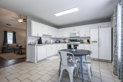 Cartersville Four Bedroom Fully Equipped Retreat - image 9