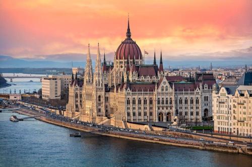 Luxury apartment in the city center with parking - image 11