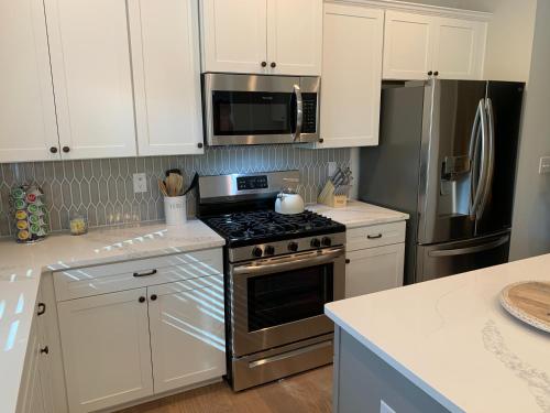 Fully Fenced & Fitted 4BR Near LakePoint Sports photo 1