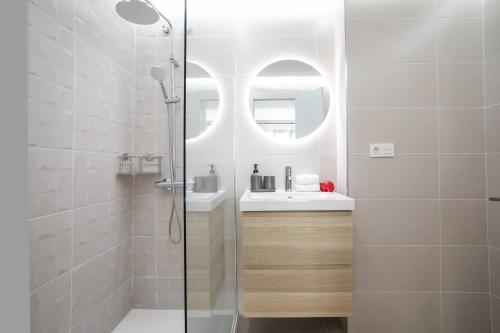 One-Bedroom Apartment with City View image 5