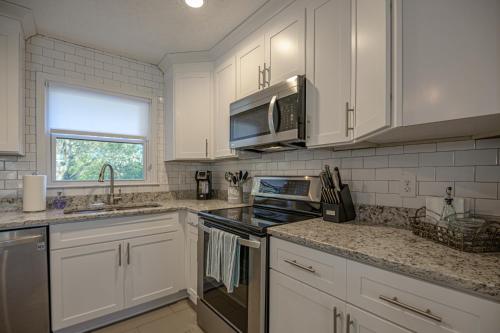 Ranch Style Home & Plenty Of BKYD Space Near KSU in 기타