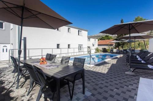 Villa in Podstrana with large outside swimming pool & hot tub for 14 people