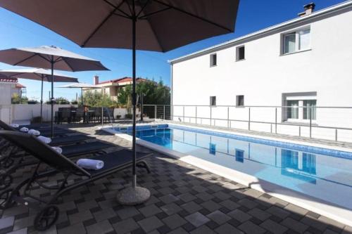 Villa in Podstrana with large outside swimming pool & hot tub for 14 people, Podstrana (Foto 2)