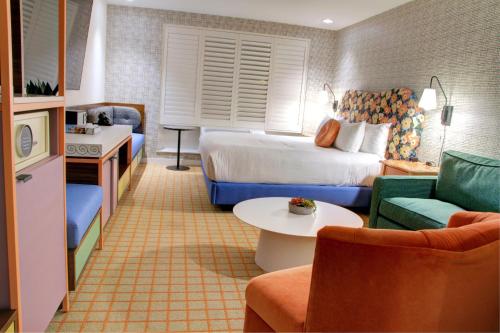 Best Western Plus Hollywood Hills Hotel - image 11
