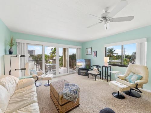Pelican Watch 208 Sleeps 4 2 Bedrooms Beach Front Pool Elevator WiFi - image 2
