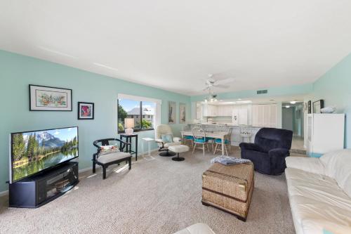 Pelican Watch 208 Sleeps 4 2 Bedrooms Beach Front Pool Elevator WiFi - image 11