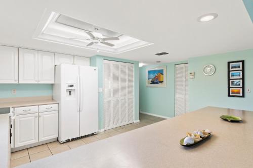 Pelican Watch 208 Sleeps 4 2 Bedrooms Beach Front Pool Elevator WiFi - image 10