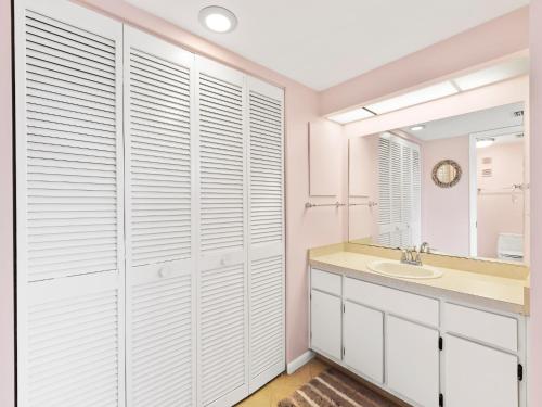 Pelican Watch 208 Sleeps 4 2 Bedrooms Beach Front Pool Elevator WiFi - image 13