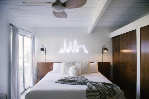 Brilliant 3br Palm Springs Desert Oasis - Alexander Home Featuring Hendrix Vibes, Backyard Bocce & Pool The Electric Lady By Boutiq in Palm Springs, USA