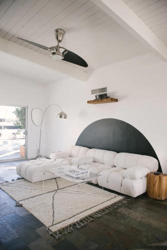 Brilliant 3br Palm Springs Desert Oasis - Alexander Home Featuring Hendrix Vibes, Backyard Bocce & Pool The Electric Lady By Boutiq in Palm Springs, USA