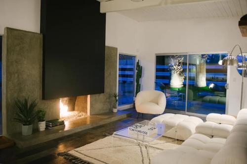 Brilliant 3br Palm Springs Desert Oasis - Alexander Home Featuring Hendrix Vibes, Backyard Bocce & Pool The Electric Lady By Boutiq in Palm Springs, USA