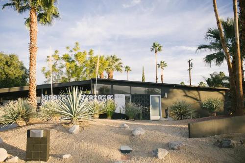 Brilliant 3br Palm Springs Desert Oasis - Alexander Home Featuring Hendrix Vibes, Backyard Bocce & Pool The Electric Lady By Boutiq in Palm Springs, USA