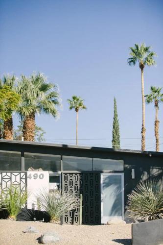 Brilliant 3br Palm Springs Desert Oasis - Alexander Home Featuring Hendrix Vibes, Backyard Bocce & Pool The Electric Lady By Boutiq in Palm Springs, USA