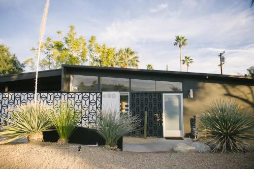 Brilliant 3br Palm Springs Desert Oasis - Alexander Home Featuring Hendrix Vibes, Backyard Bocce & Pool The Electric Lady By Boutiq in Palm Springs, USA