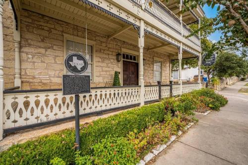 Historic Luxury 5br Estate In Downtown Fredericksburg W Sunday House, Outdoor Fire Pit The Lincoln Street Inn By Boutiq in Fredericksburg, USA