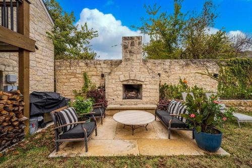 Historic Luxury 5br Estate In Downtown Fredericksburg W Sunday House, Outdoor Fire Pit The Lincoln Street Inn By Boutiq in Fredericksburg, USA