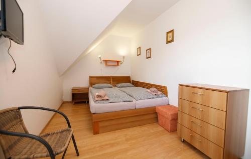 1 queen bed, 3 twin beds