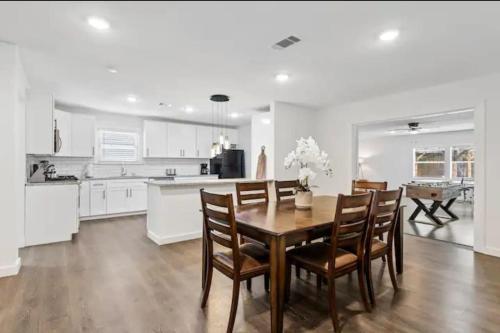 Large Home with Pool, Game Room in Irving, USA