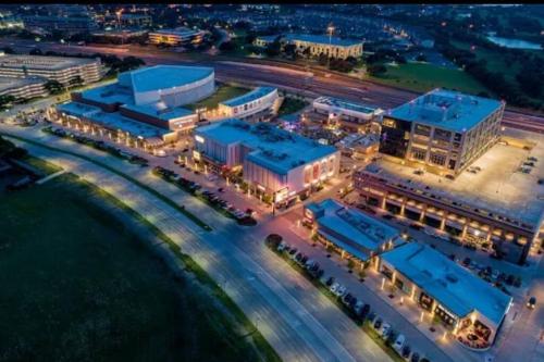 Large Home with Pool, Game Room in Irving, USA