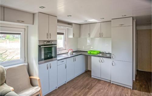 кухня, 2 Bedroom Awesome Home In Biskupiec in Віліми