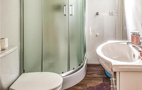 Ванна кімната, 2 Bedroom Awesome Home In Biskupiec in Віліми