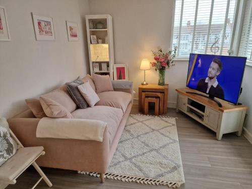 Luxury modern Apt with parking on Leigh Broadway