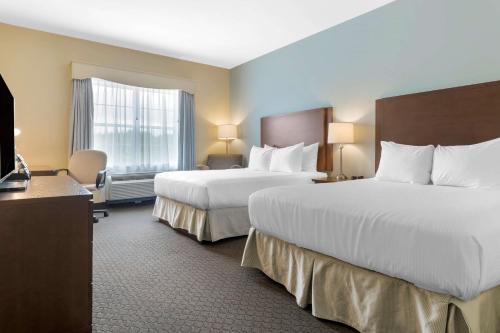 Queen Room with Two Queen Beds and Kitchenette